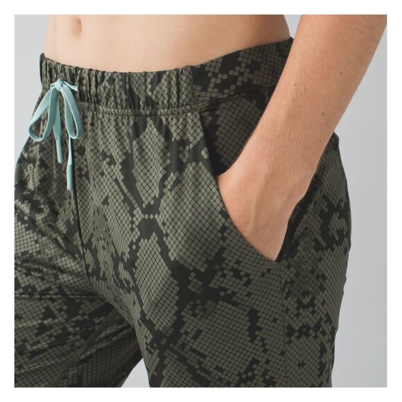 Lululemon Jet Crop Slim Luxtreme in Ziggy Snake Fatigue Green Gator Green Size 8 - Picture 3 of 11